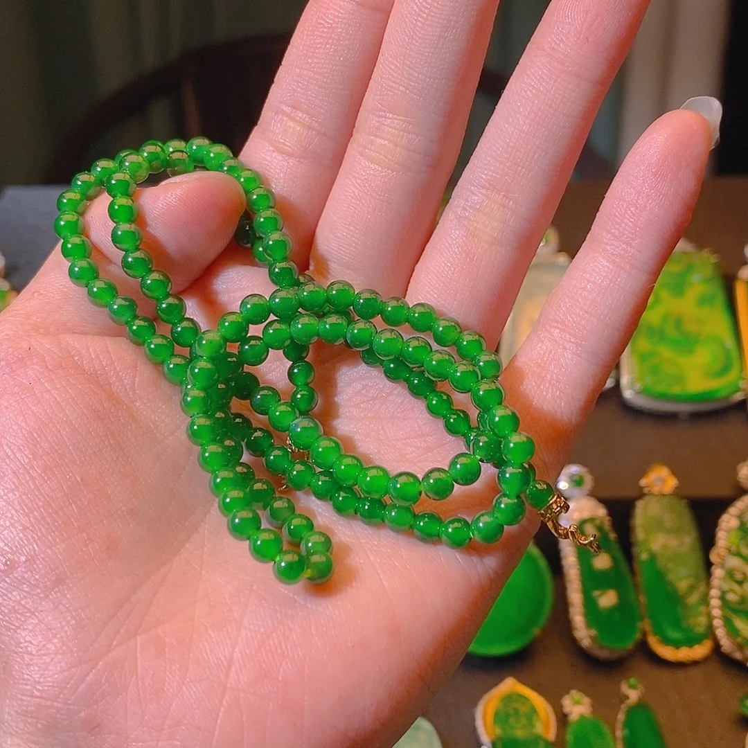 翡翠未镶嵌颈饰。