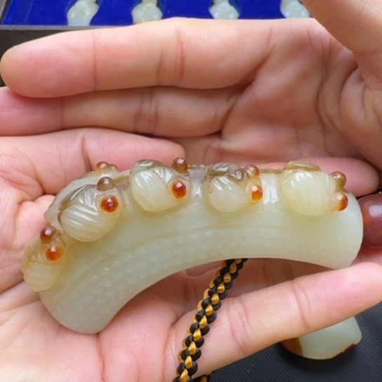 和田玉挂件未镶嵌寒****?