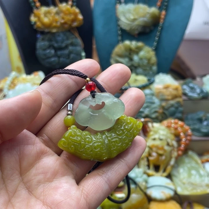 蛇纹石玉未镶嵌颈饰