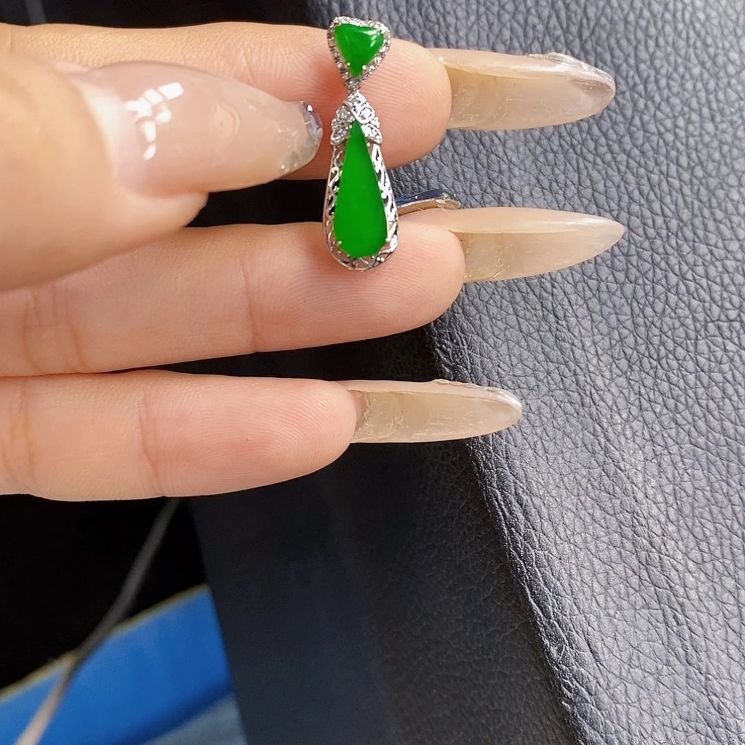 翡翠18K金镶嵌颈饰翡翠