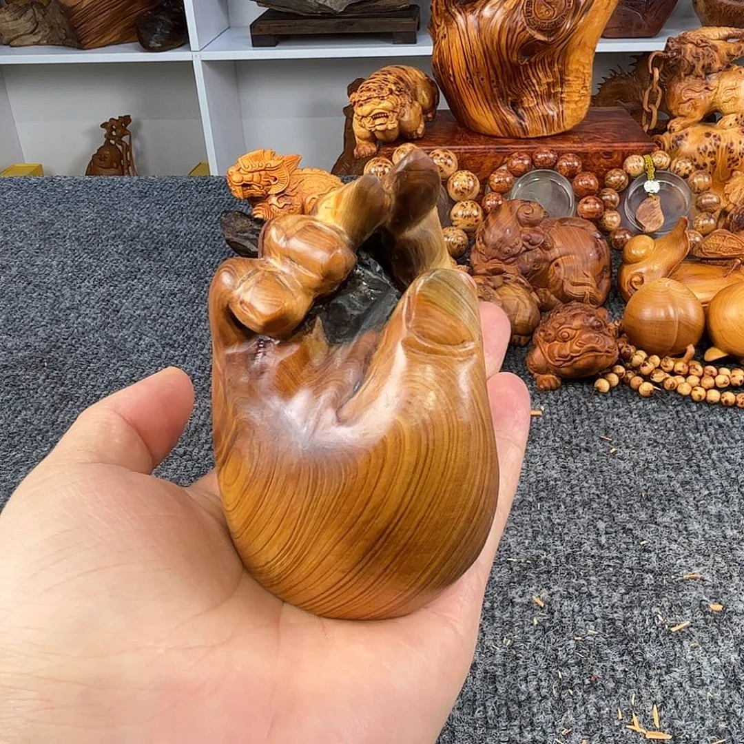 崖柏太行崖柏根抱石手把件，手握实权