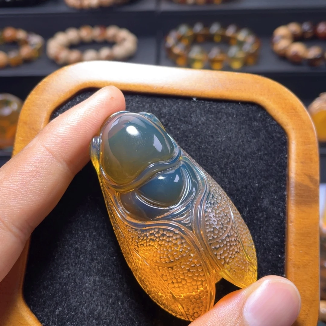 琥珀未镶嵌颈饰蝉