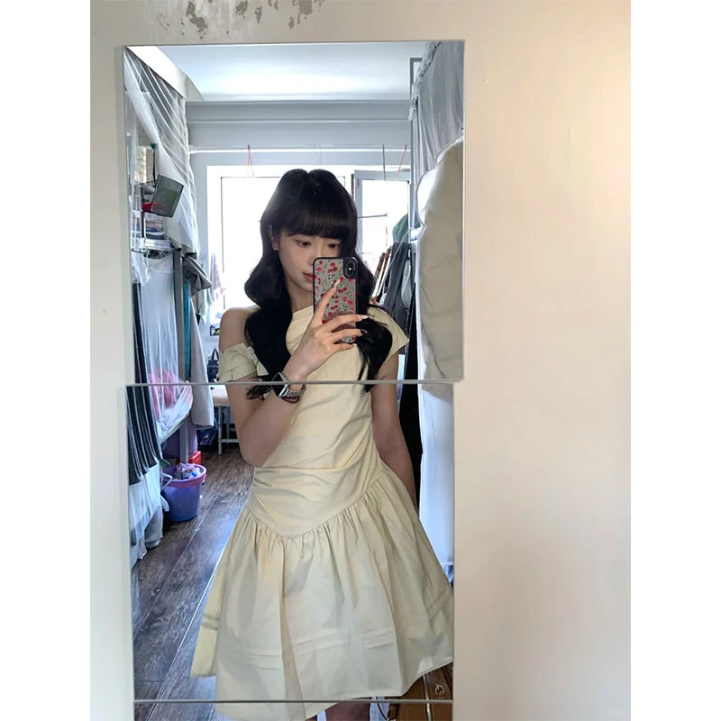 甜美温柔风斜肩A字设计感连衣裙2025夏季新款收腰显瘦不规则短裙