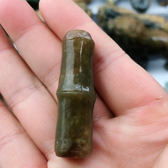 未镶嵌岫岩河磨玉（透闪石质玉）挂件