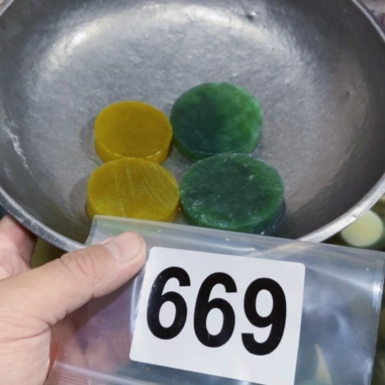 返***真蛇纹石玉未镶嵌珠宝奇石