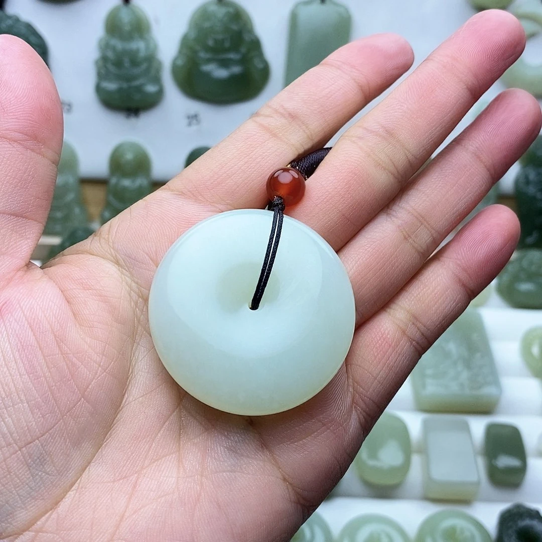 ****7和田玉未镶嵌颈饰