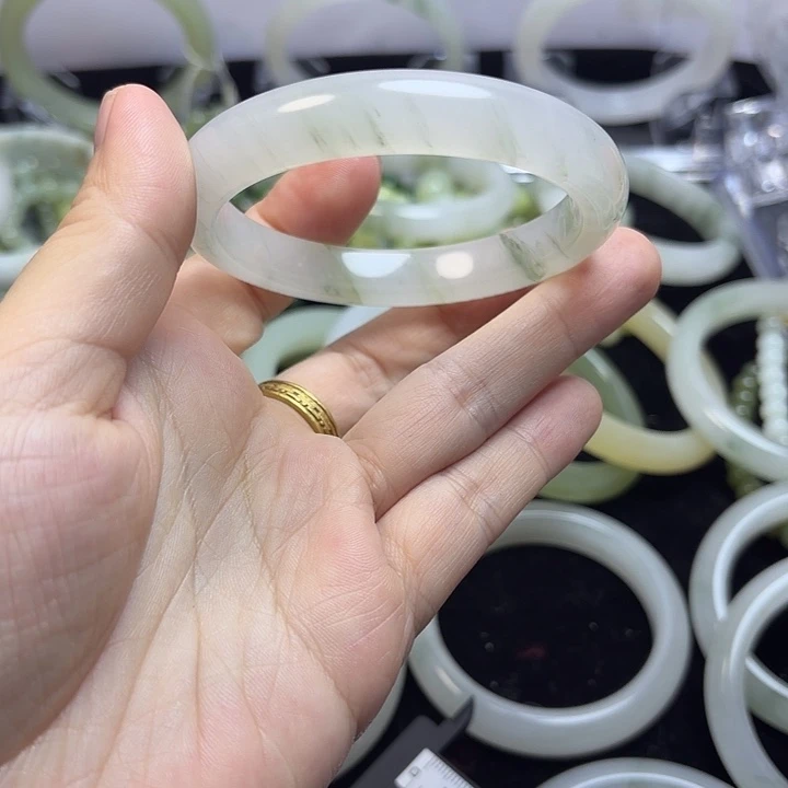 锡***贸石英岩玉未镶嵌手镯
