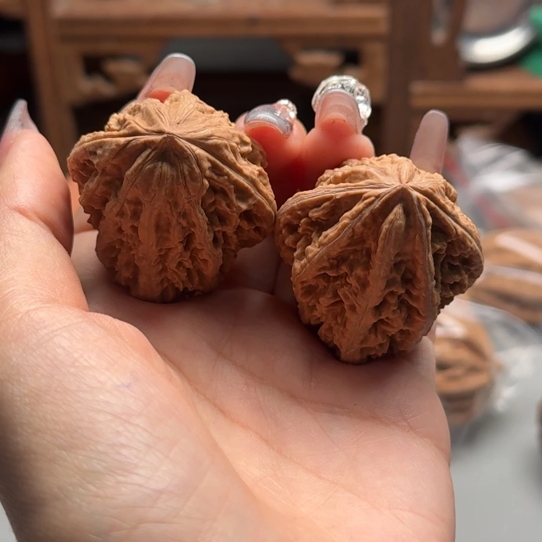 文玩核桃把件关东木子楸百核120裂了