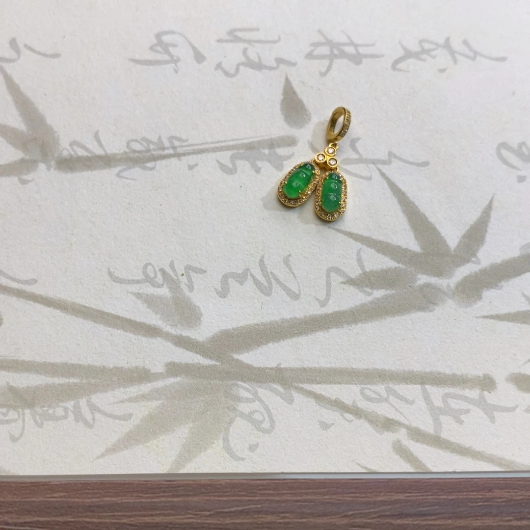 *****翡翠18K金镶嵌颈饰翡翠