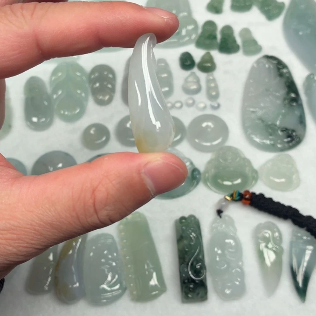 翡翠未镶嵌颈饰福瓜