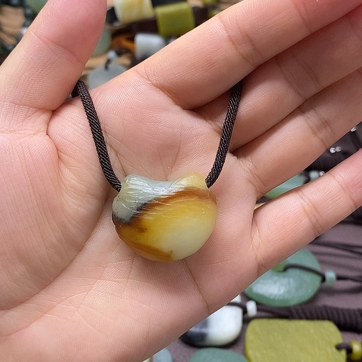 阿***健蛇纹石玉未镶嵌颈饰