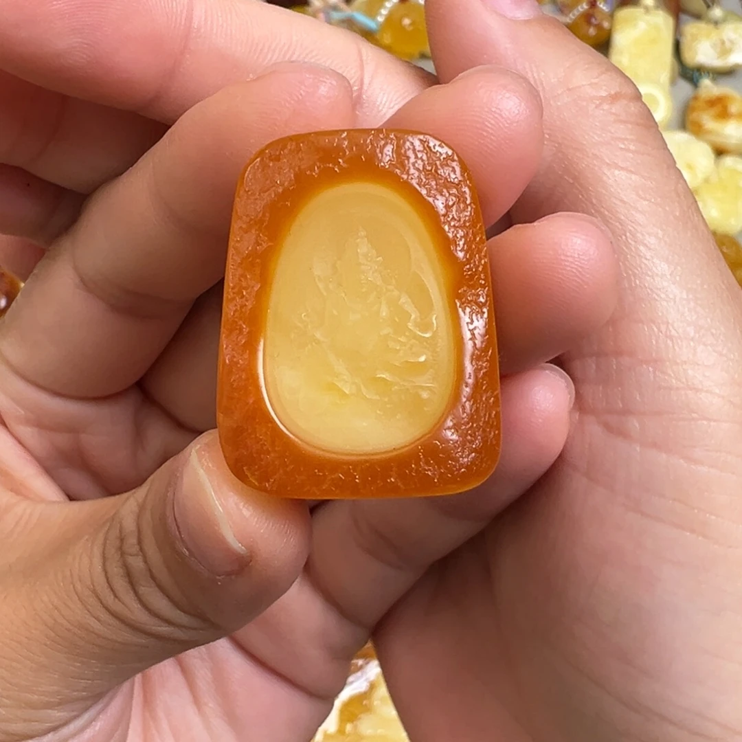 奈***可蜜蜡未镶嵌裸石微瑕