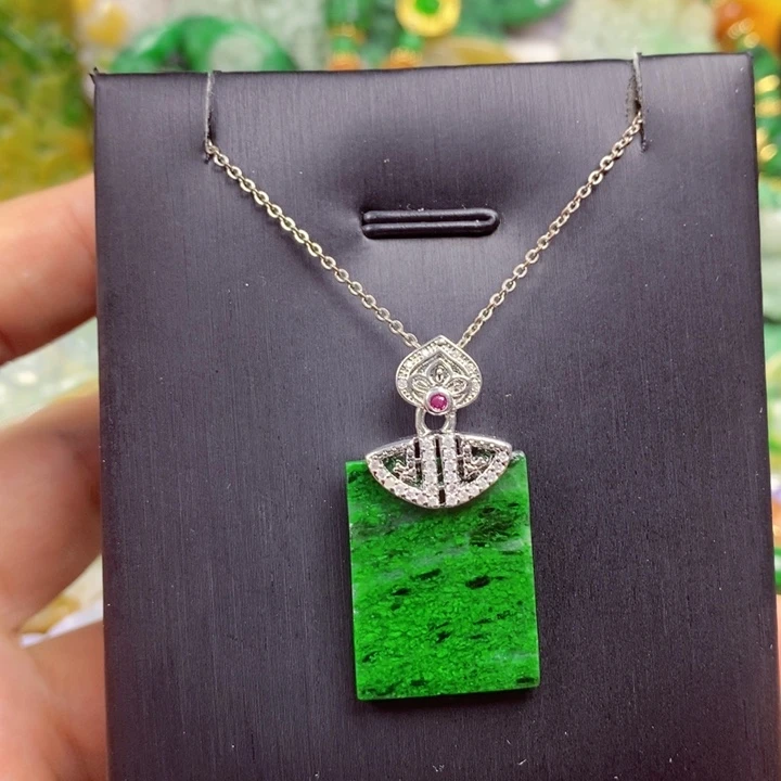 翡翠未镶嵌吊坠(赠链)