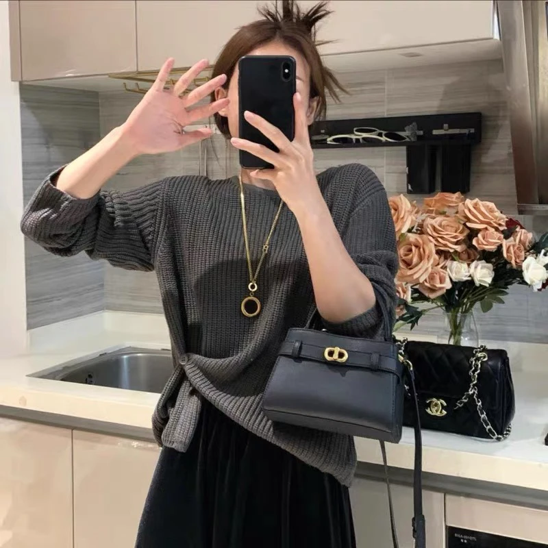 韩系侧边纽扣设计感圆领坑条毛衣女轻奢气质收腰显瘦打底针织衫潮