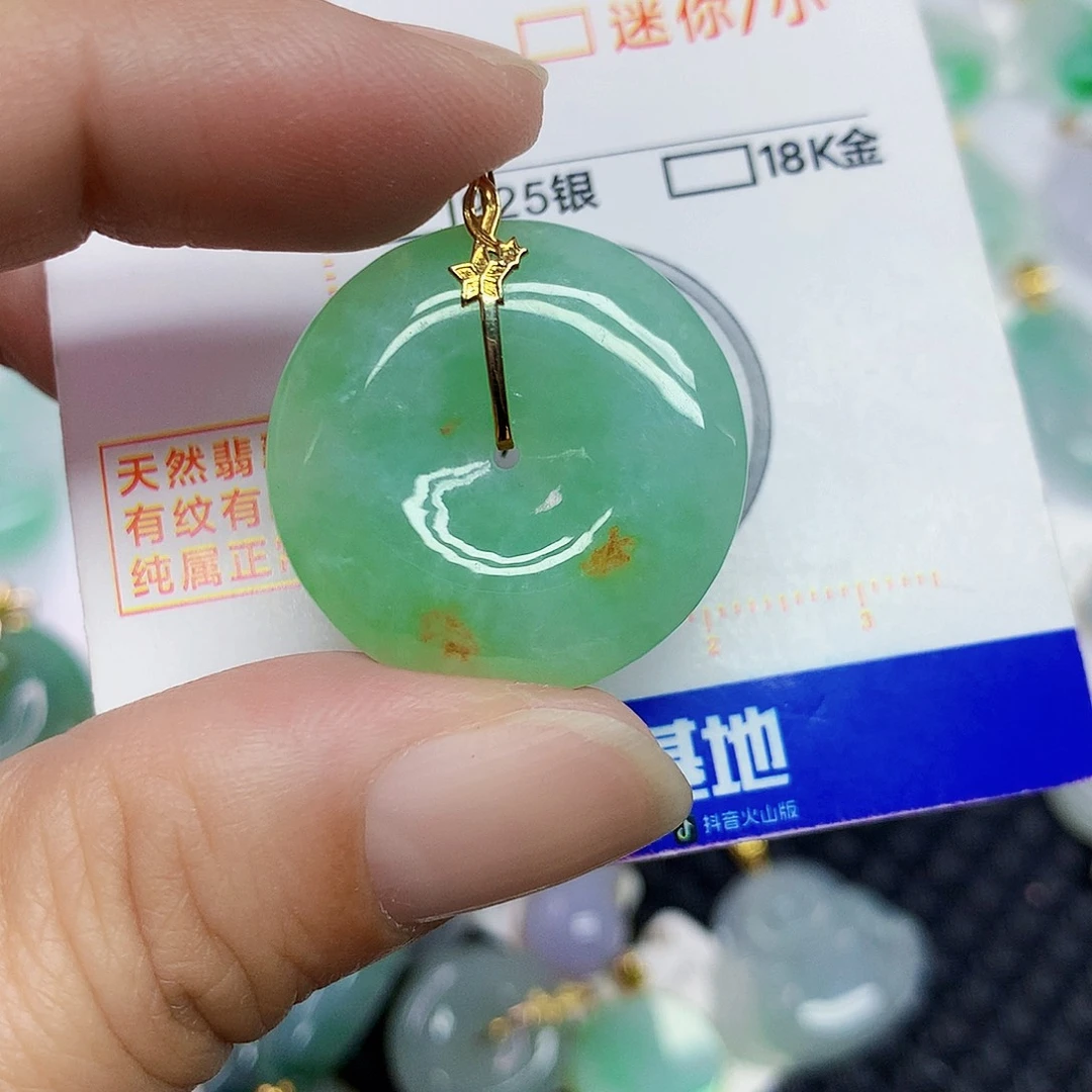 翡翠18K金镶嵌颈饰平安扣
