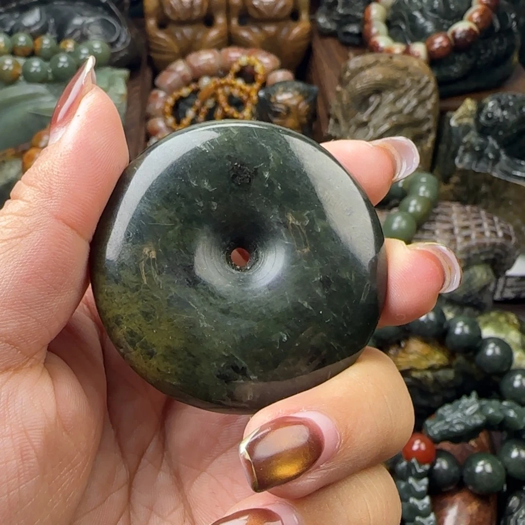 透闪石质玉未镶嵌珠宝奇石