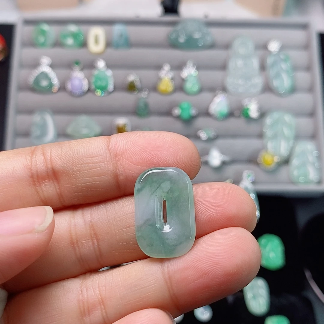 翡翠未镶嵌颈饰平扣