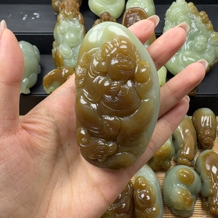 方***良未镶嵌和田玉把件