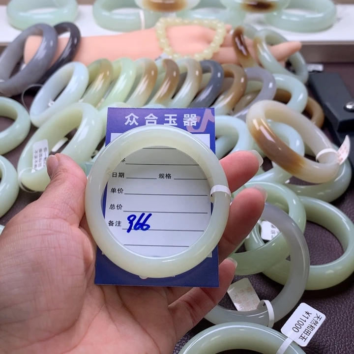 小***姝未镶嵌手镯和田玉