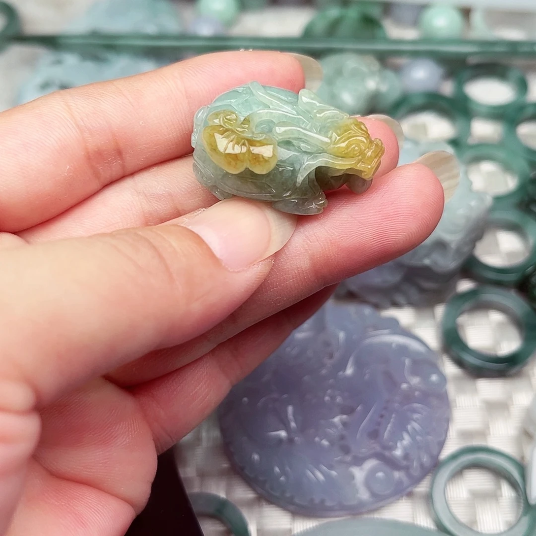 翡翠挂件未镶嵌翡翠