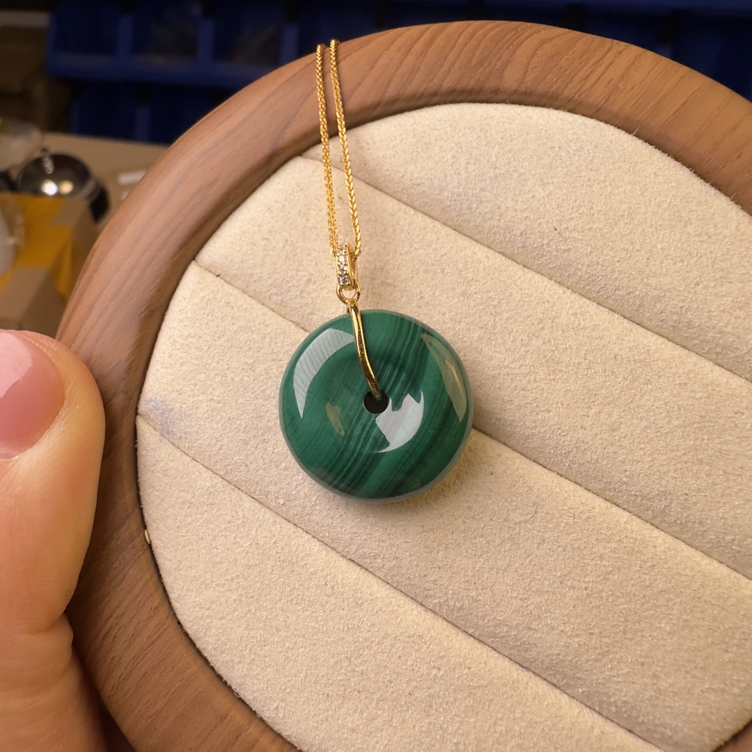 孔雀石平安玉吊坠