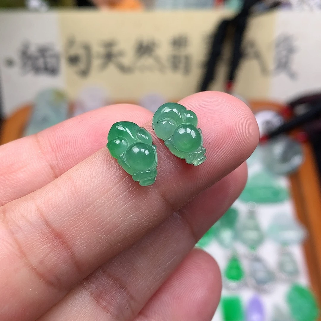 翡翠裸石缅甸天然A货翡翠阳绿金鱼