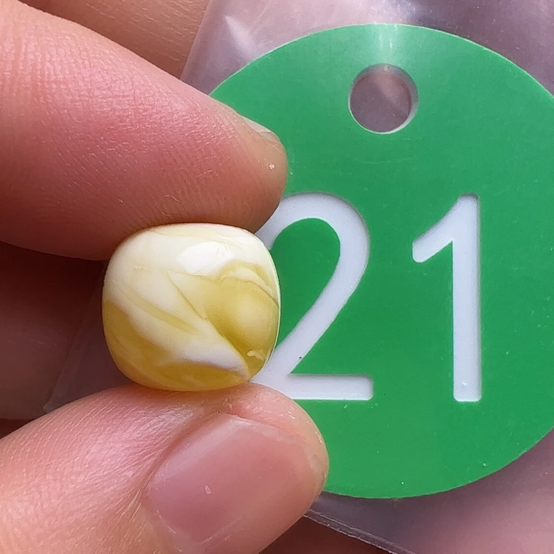 未镶嵌蜜蜡裸石11mm划痕