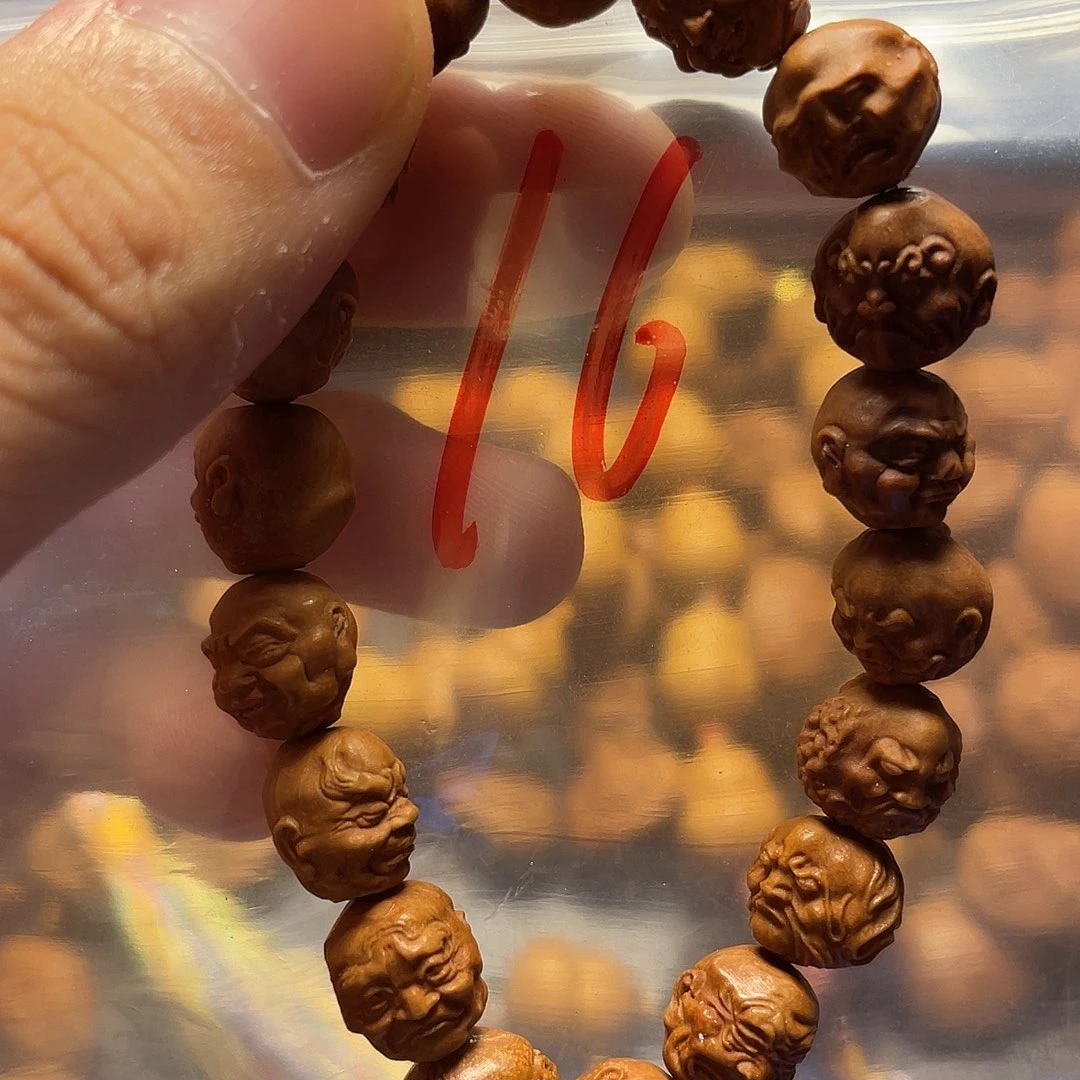 龙纹桃核雕刻瑕疵罗汉