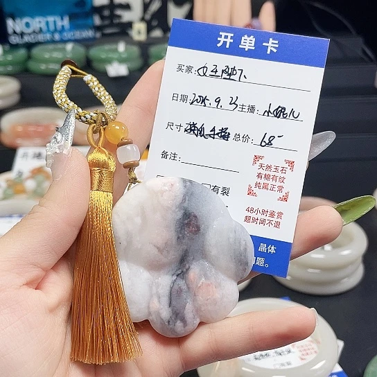 女***下未镶嵌手镯石英岩玉