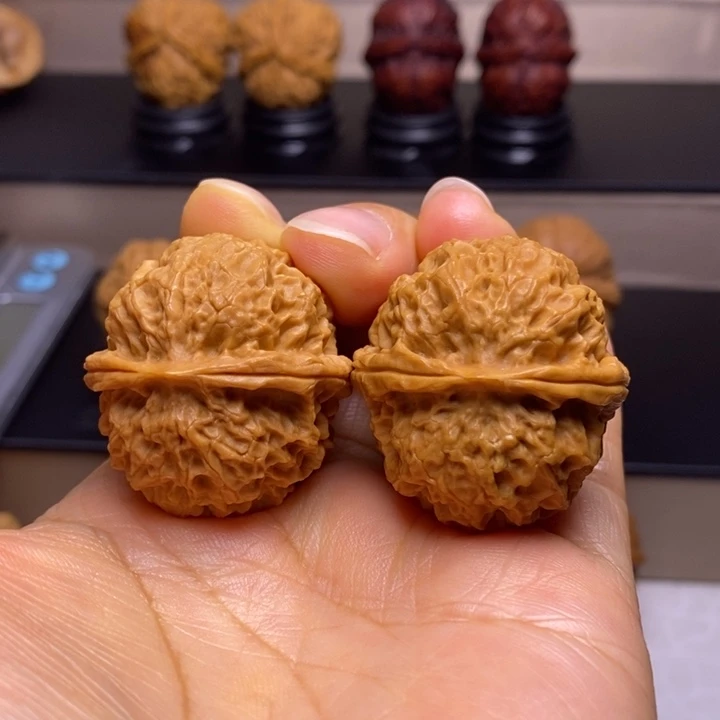 文玩核桃把件珊瑚绣球1