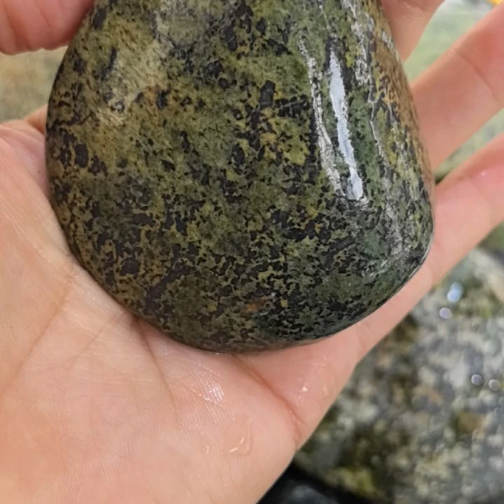 闫***礼有机玻璃藏玉药王石原石手把件一个
