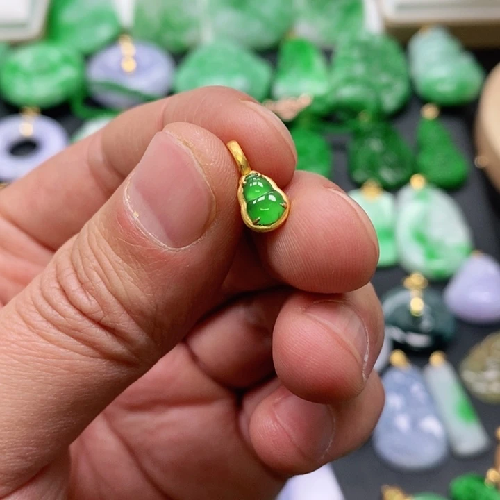 翡翠颈饰未镶嵌吊坠