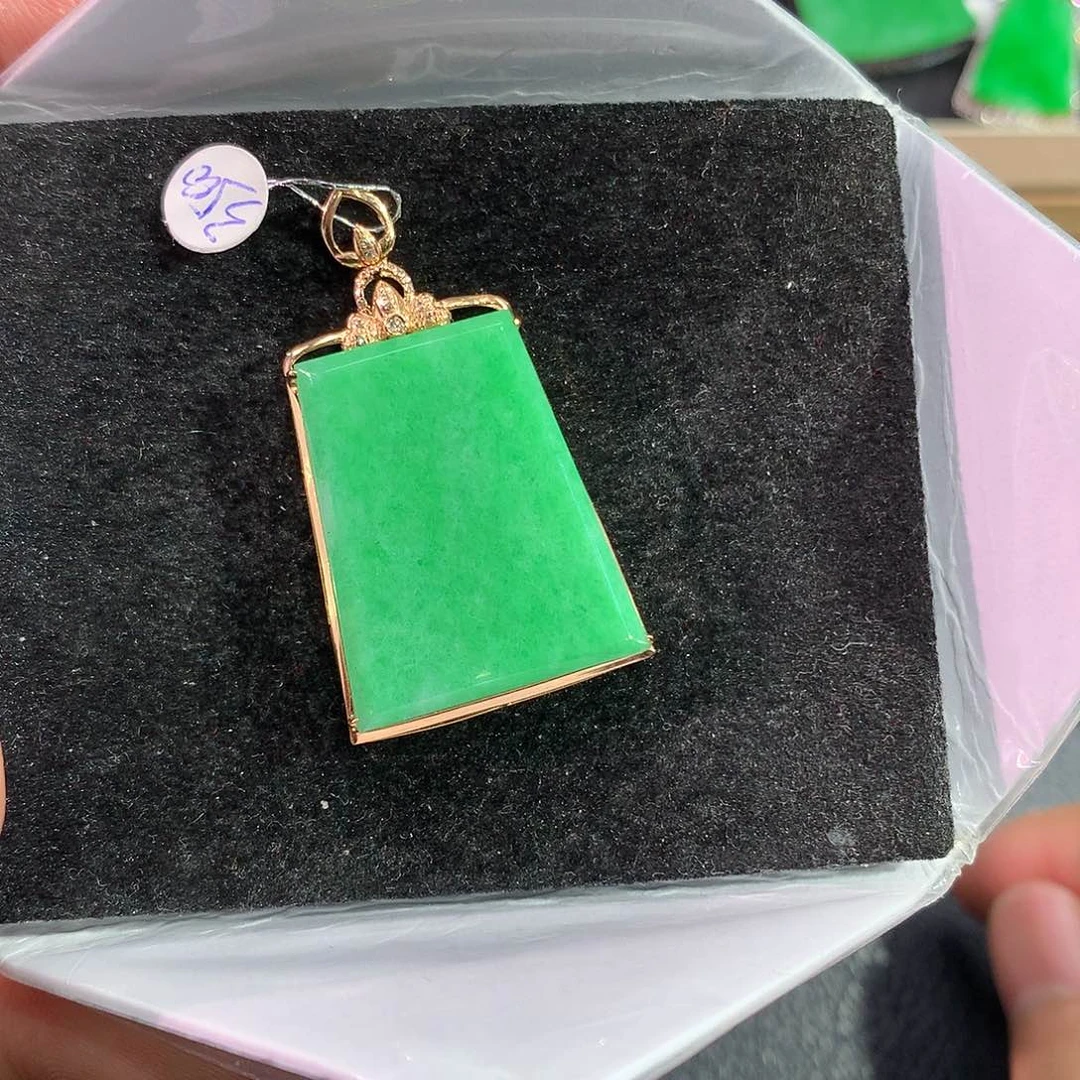 翡翠吊坠(赠链)18K金镶嵌