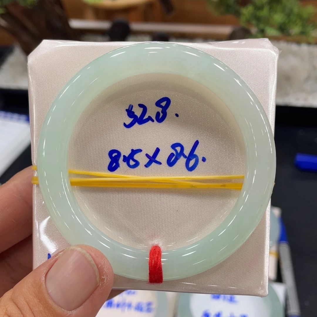 翡翠手镯未镶嵌翡翠