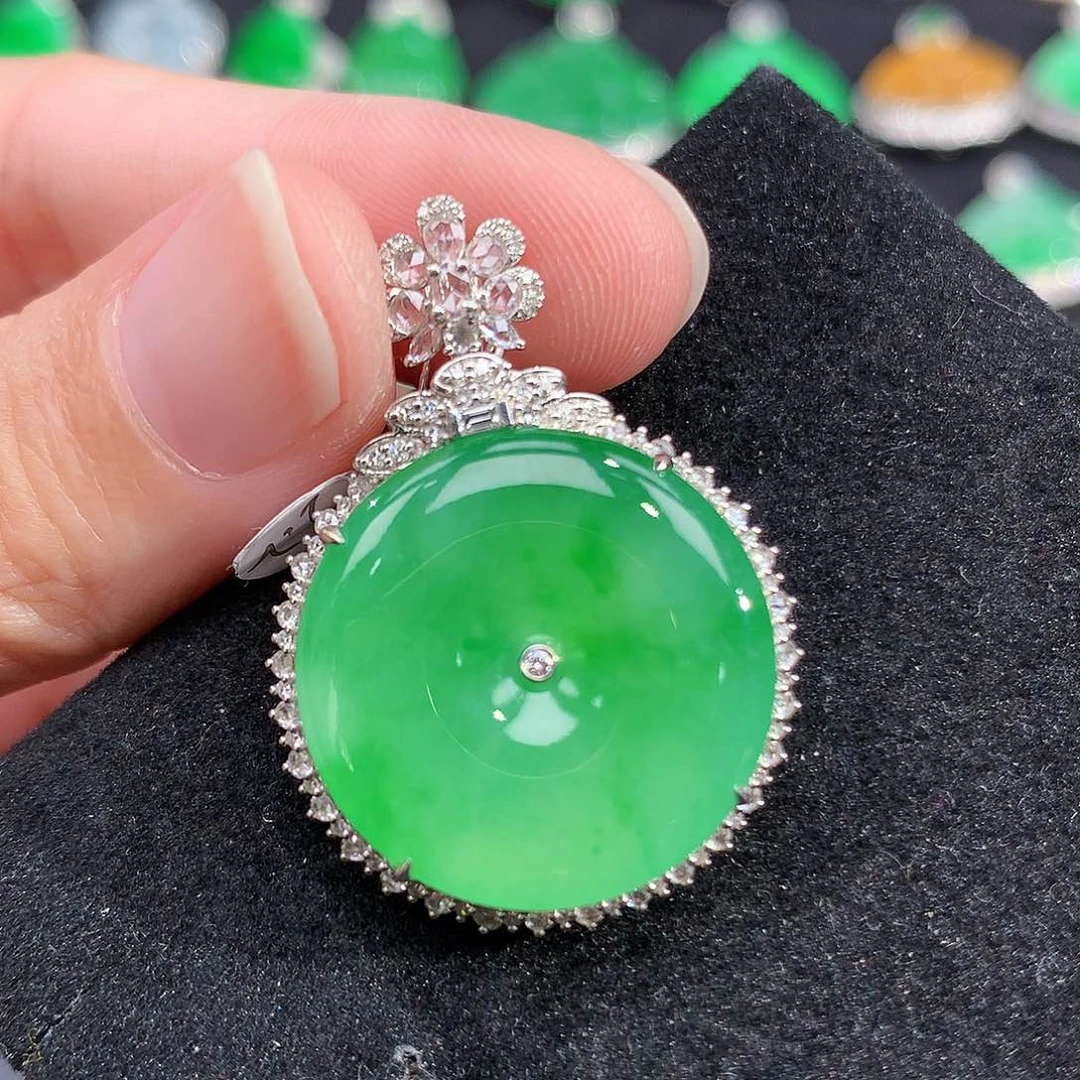 翡翠18K金镶嵌颈饰