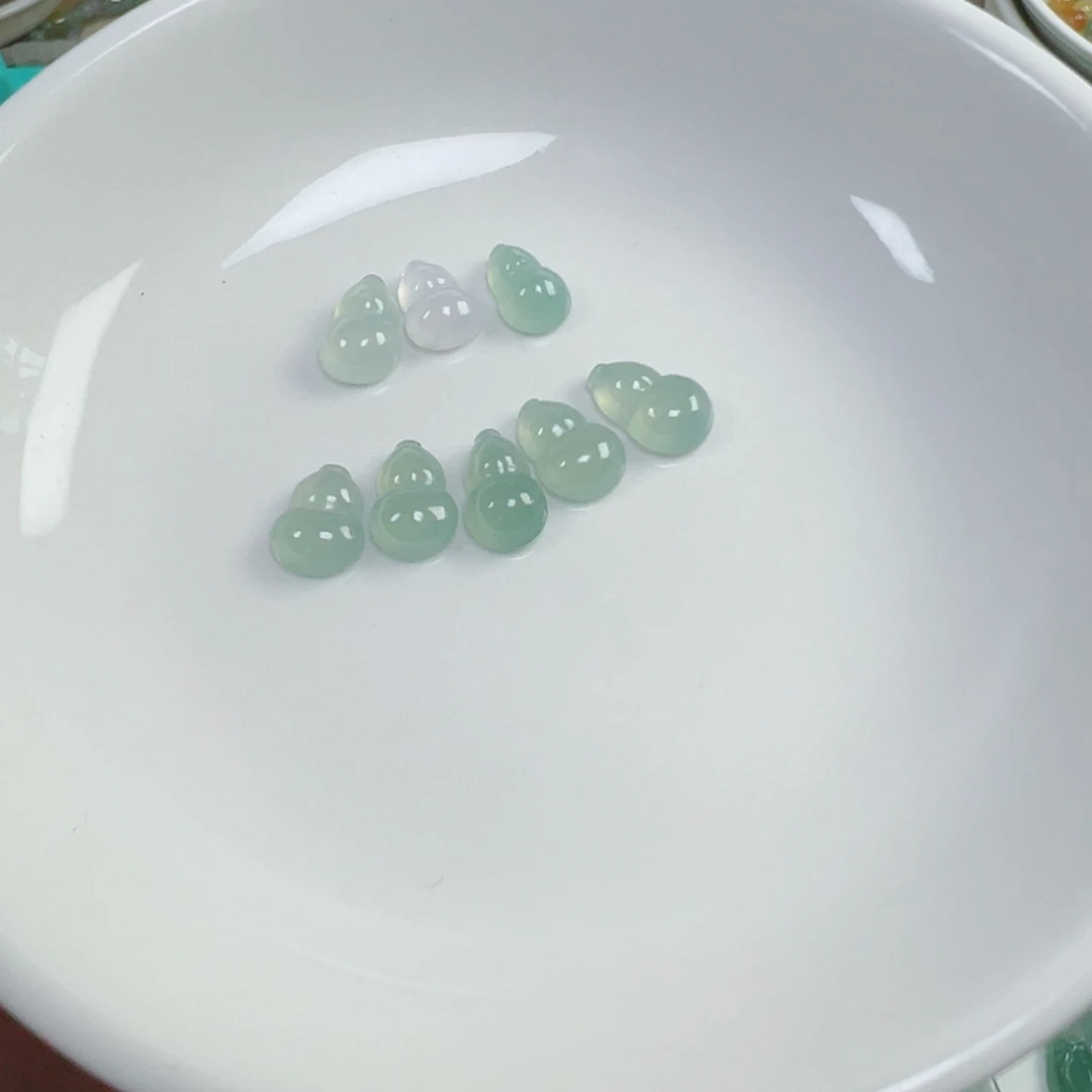 焱***焱翡翠散珠葫芦8个，