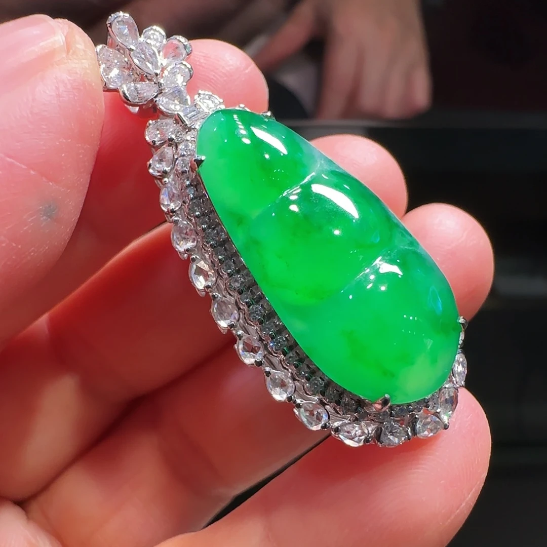 翡翠18K金镶嵌颈饰