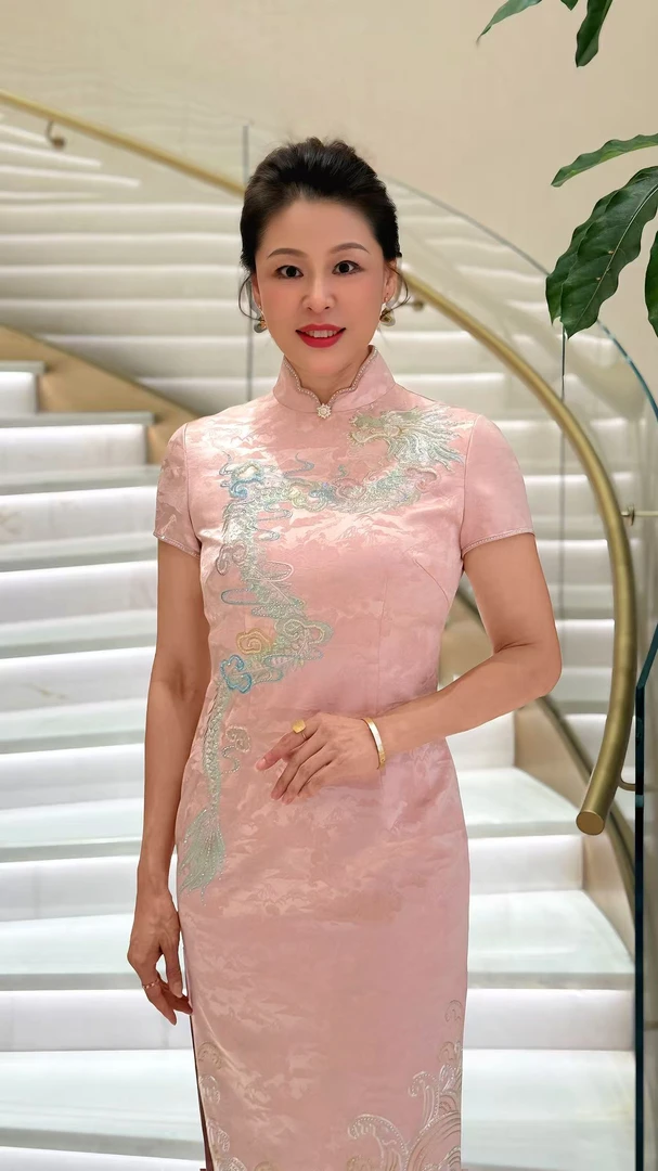 [中国六礼]桃夭粉龙纹重工刺绣旗袍喜妈妈喜婆婆婚宴旗袍