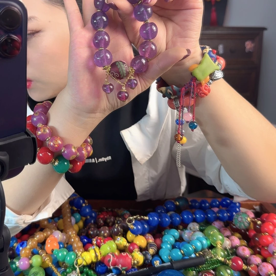 玻璃颈饰老琉璃的故事是一个人的故事吗