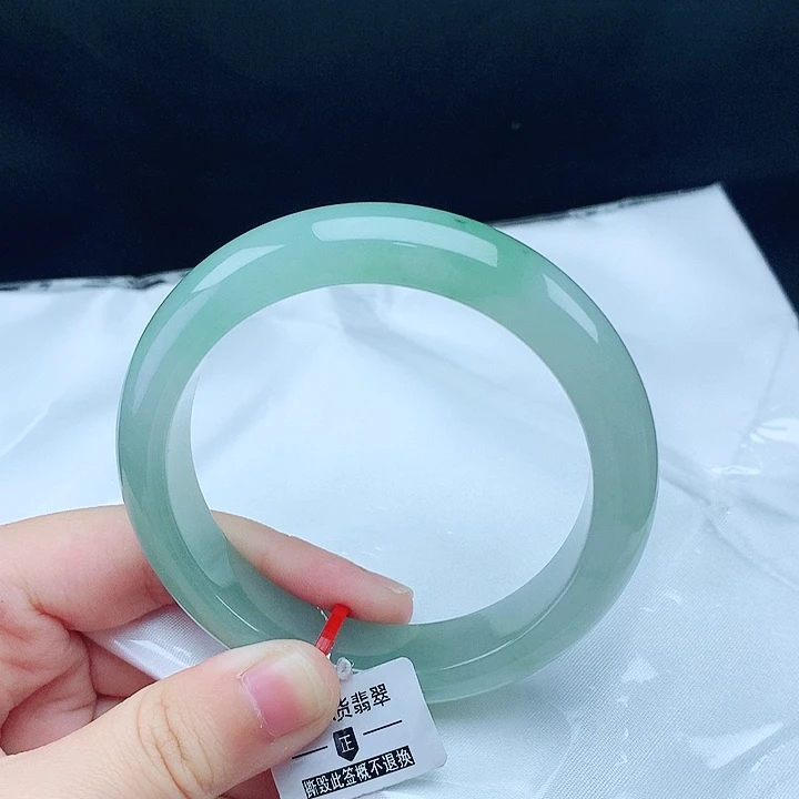 翡翠手镯未镶嵌55圈