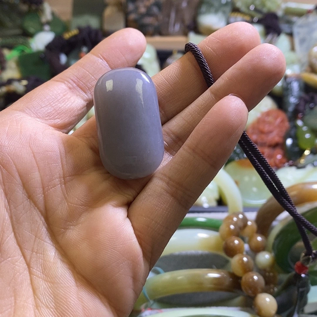 和田玉未镶嵌颈饰一个