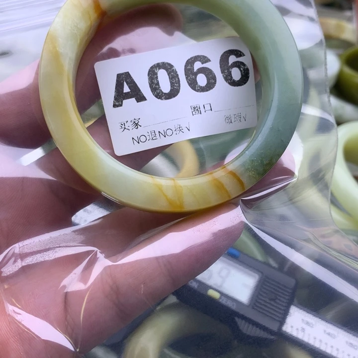 绿***君未镶嵌蛇纹石玉手镯