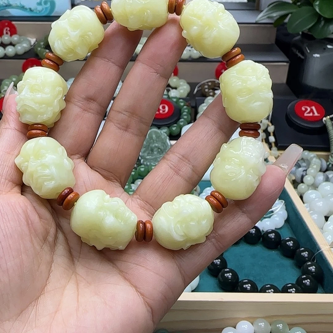 李***平和田玉未镶嵌手串