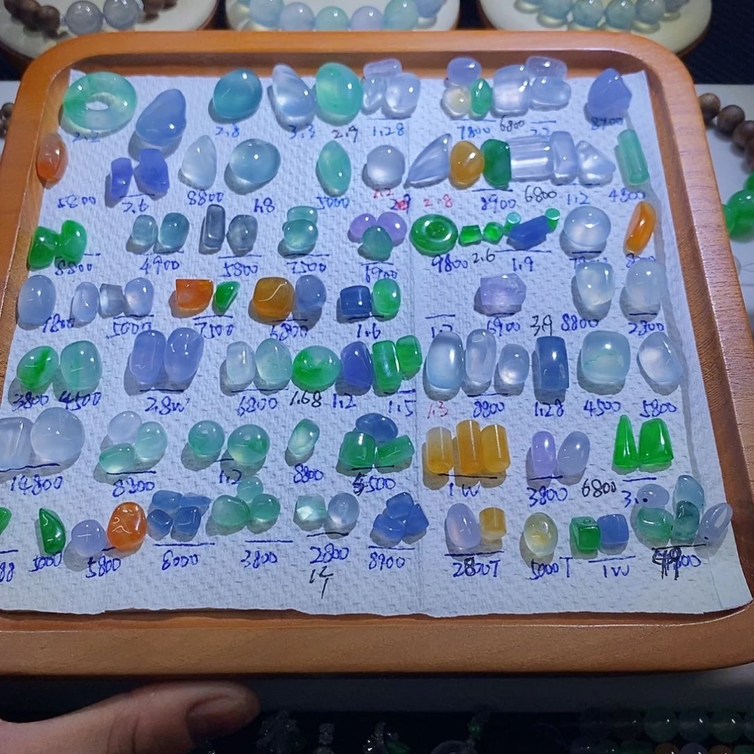 翡翠挂件未镶嵌多样发其一