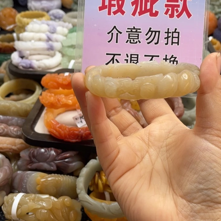 用***2石英质玉未镶嵌手镯