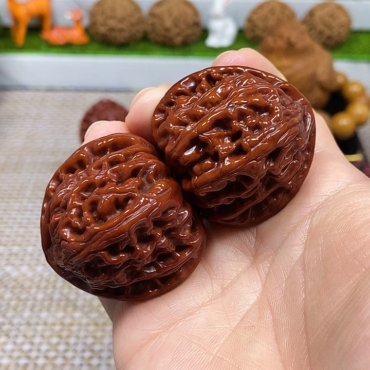 文玩核桃把件岁**痕三角白狮子