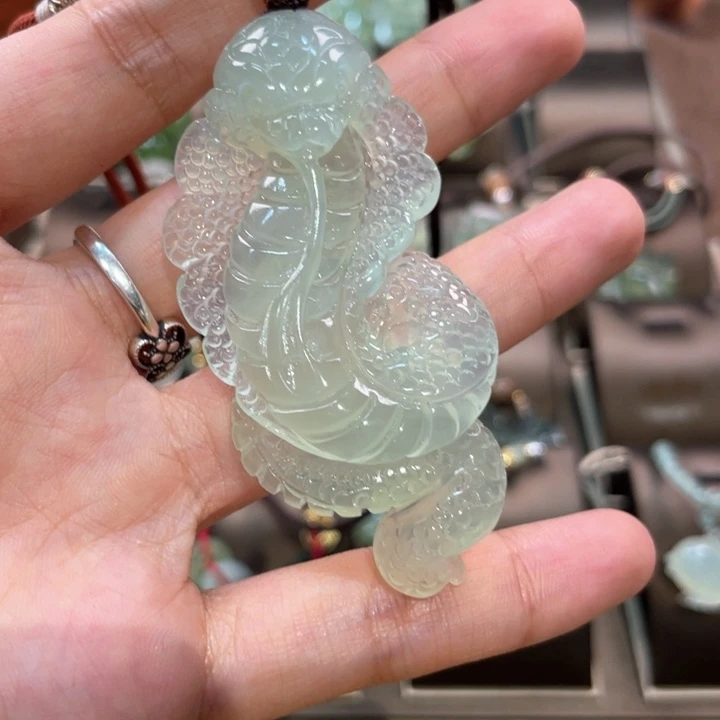 蛇纹石玉颈饰未镶嵌