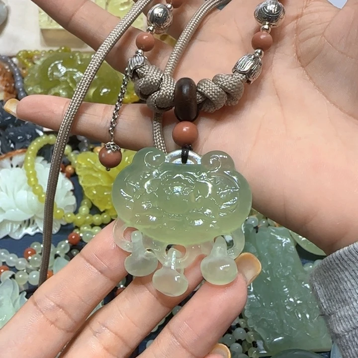 合金蛇纹石玉吊坠