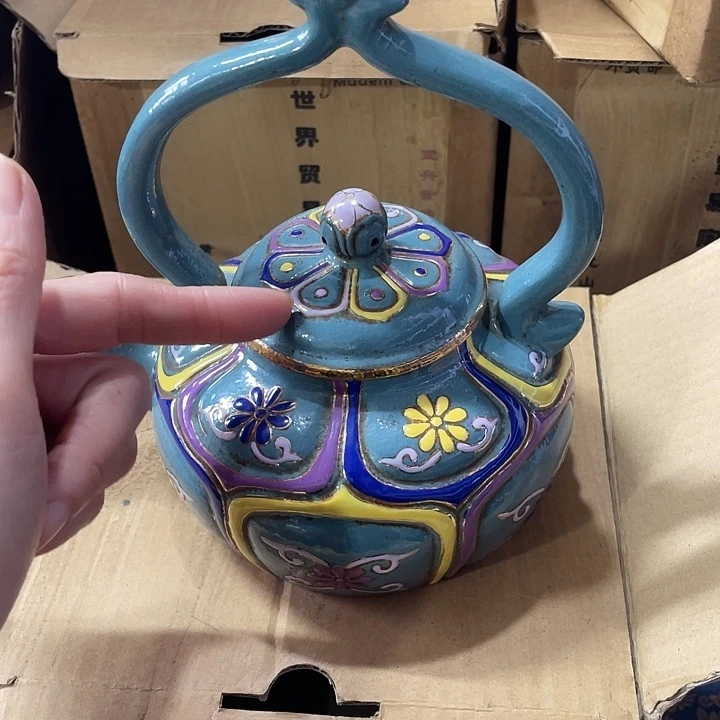 紫砂茶壶原矿泥料手工制作的一把紫砂壶。