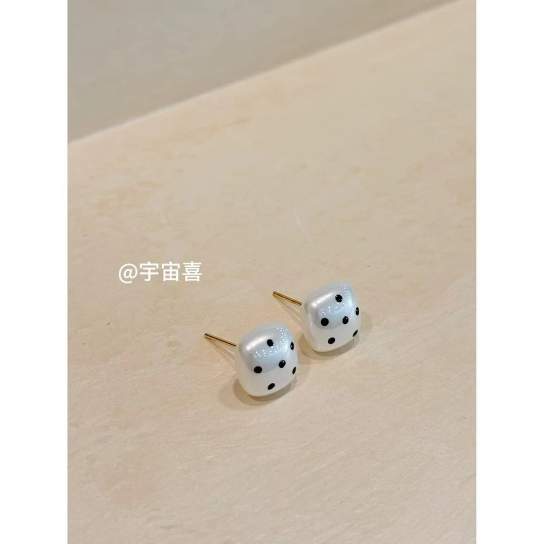 铜合金仿珍珠耳饰 I3-095【木糖醇波点方块贝珠耳钉（白色）】